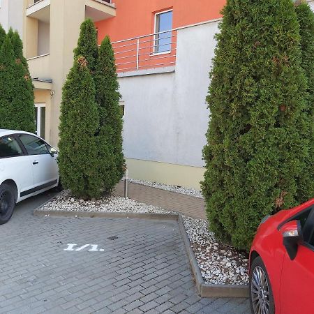 Sunny Home Near Bud With 2Br, Ac And Free Parking 베체스 외부 사진